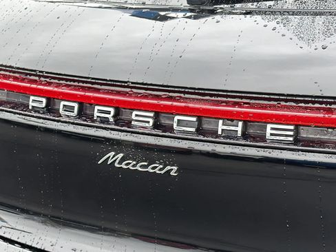 Used 2021 Porsche Macan w/ Premium Package image 28