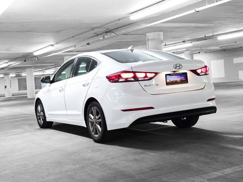 Used 2017 Hyundai Elantra SE image 5