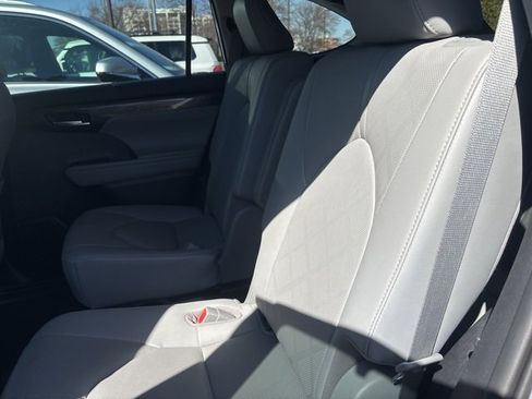 Used 2020 Toyota Highlander Platinum image 4