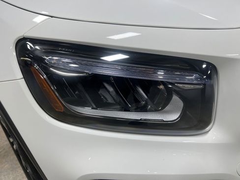 Used 2025 Mercedes-Benz GLB 250 4MATIC image 10