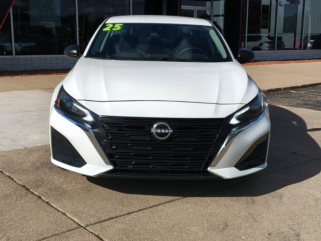 Used 2025 Nissan Altima 2.5 SV FWD image 2