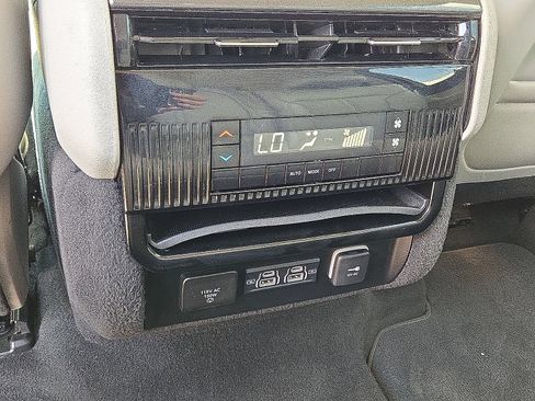 Used 2023 Jeep Wagoneer 2WD image 17