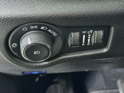 Used 2025 Chrysler Pacifica Select FWD image 23