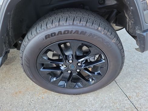 Used 2025 Jeep Wrangler Unlimited Sahara image 5