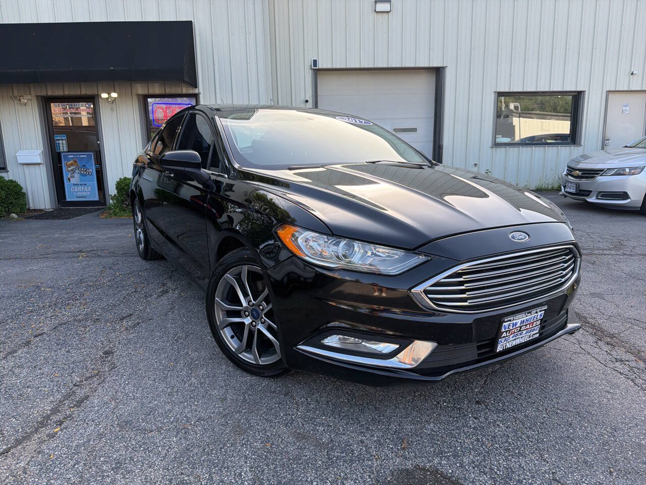 Used 2017 Ford Fusion SE w/ Equipment Group 201A FWD image 9