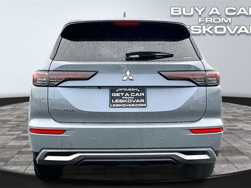 New 2026 Mitsubishi Outlander ES image 4