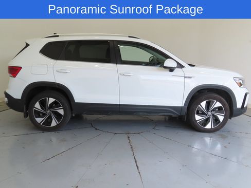 Used 2024 Volkswagen Taos SE w/ Panoramic Sunroof Package AWD/4WD image 2