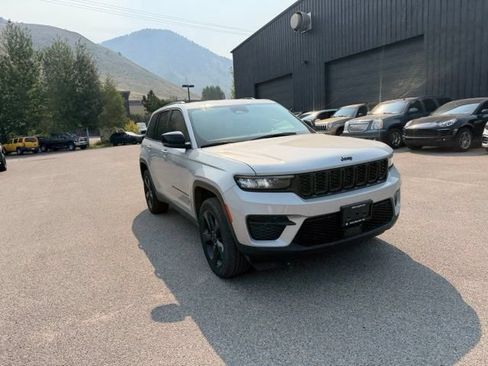 Used 2023 Jeep Grand Cherokee Altitude AWD/4WD image 5