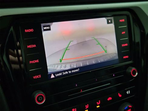 Certified 2022 Volkswagen Passat 2.0T SE image 31