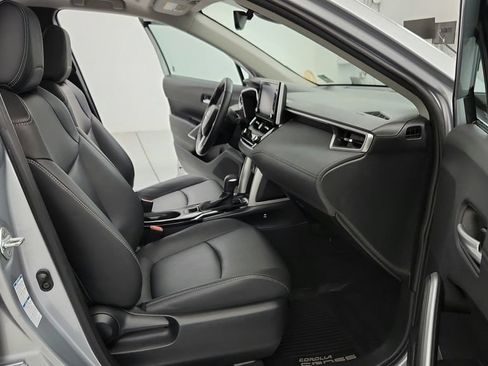 Used 2022 Toyota Corolla Cross XLE w/ Convenience Package AWD/4WD image 17
