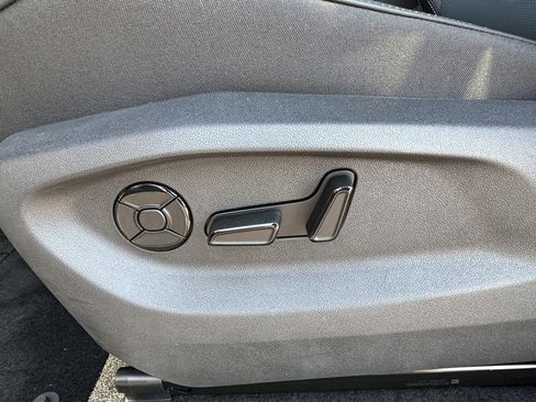 New 2025 Volkswagen Tiguan SE R-Line image 17