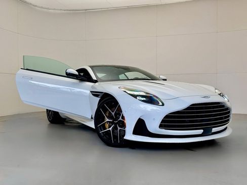 Used 2025 Aston Martin DB12 image 3
