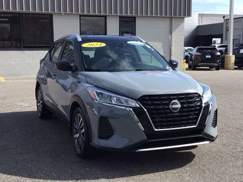 Used 2024 Nissan Kicks SV image 3