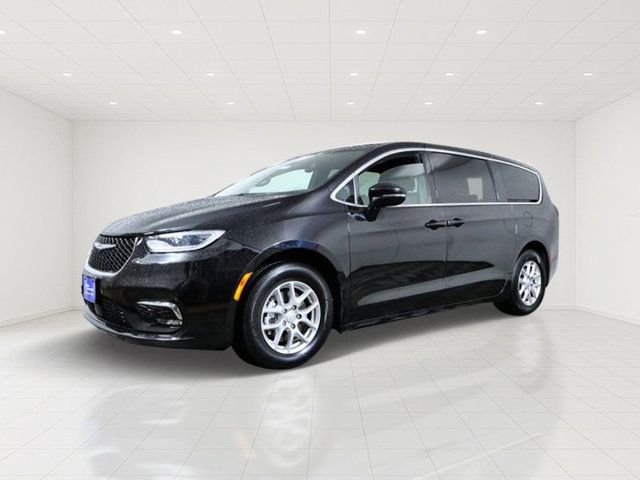 Used 2025 Chrysler Pacifica Select FWD image 2