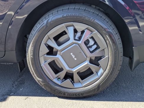 Certified 2025 Kia Carnival EX image 9