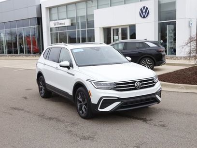 Used 2023 Volkswagen Tiguan SE w/ Panoramic Sunroof Package