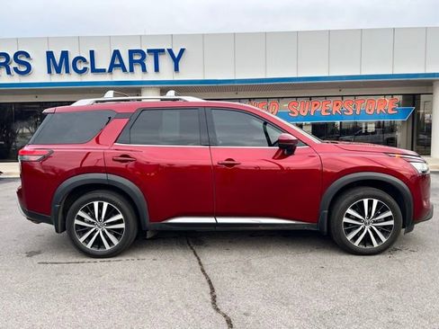 Used 2024 Nissan Pathfinder Platinum image 3