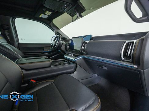 Used 2025 Ford Expedition Tremor AWD/4WD image 45