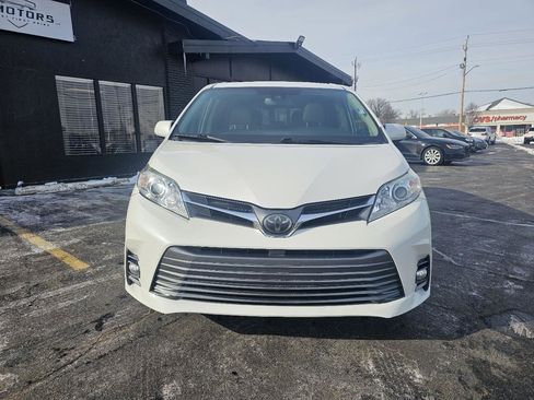 Used 2020 Toyota Sienna XLE FWD image 2