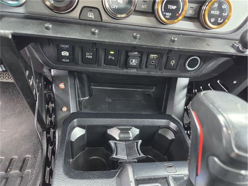 Used 2018 Toyota Tacoma TRD Off-Road w/ Technology Package image 21