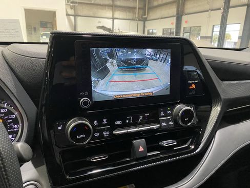 Used 2024 Toyota Highlander XSE FWD image 6