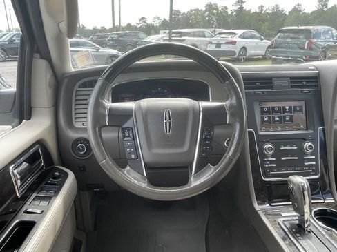 Used 2017 Lincoln Navigator Select image 12