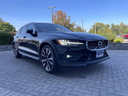 Used 2022 Volvo V60 T5 Cross Country w/ Advanced Package image 7