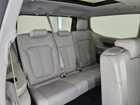 Used 2022 Jeep Wagoneer Series III w/ Premium Group I AWD/4WD image 9