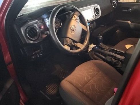 Used 2017 Toyota Tacoma TRD Sport image 6