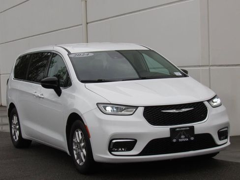 Used 2024 Chrysler Pacifica Touring-L FWD image 2