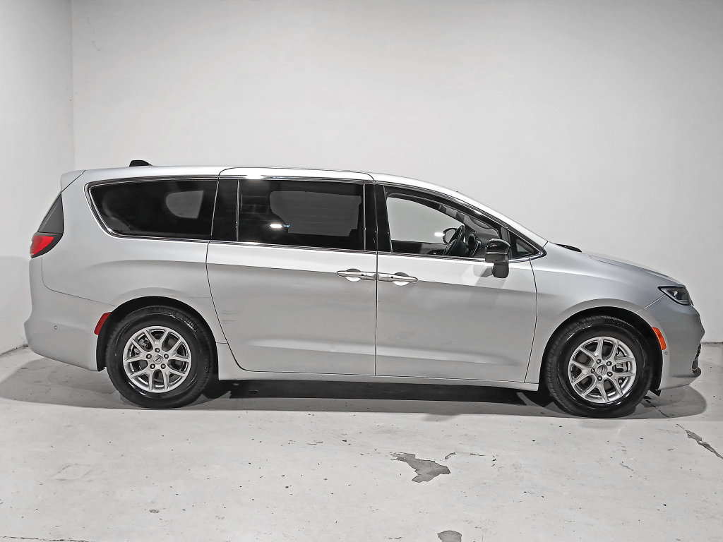 Used 2024 Chrysler Pacifica Touring-L FWD image 7