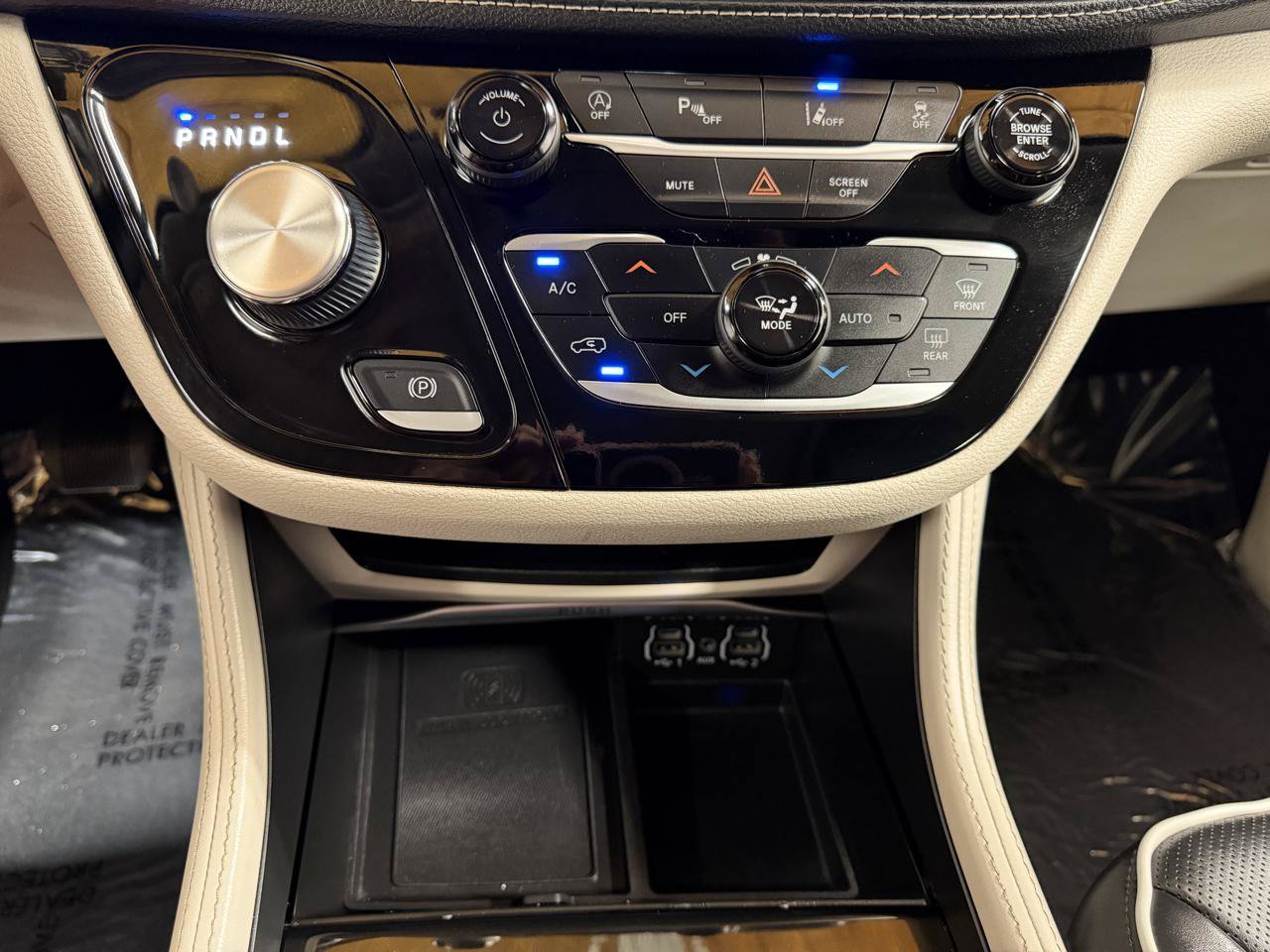 Used 2023 Chrysler Pacifica Limited FWD image 19
