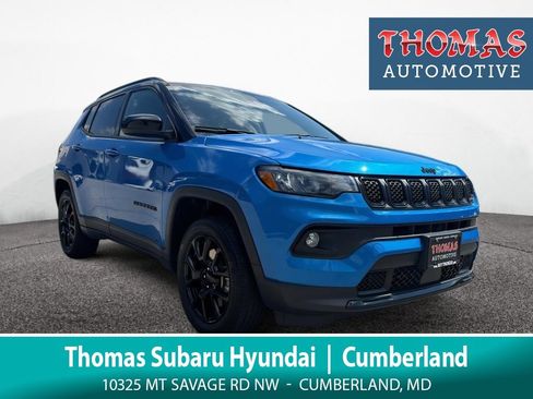 Used 2023 Jeep Compass Latitude w/ Convenience Group AWD/4WD image 1