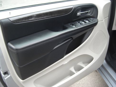 Used 2019 Dodge Grand Caravan SE image 17