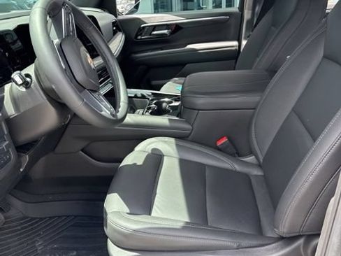 Used 2025 Chevrolet Suburban LT w/ Comfort Package RWD image 9