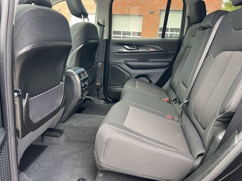 Used 2023 Jeep Grand Cherokee Laredo image 25