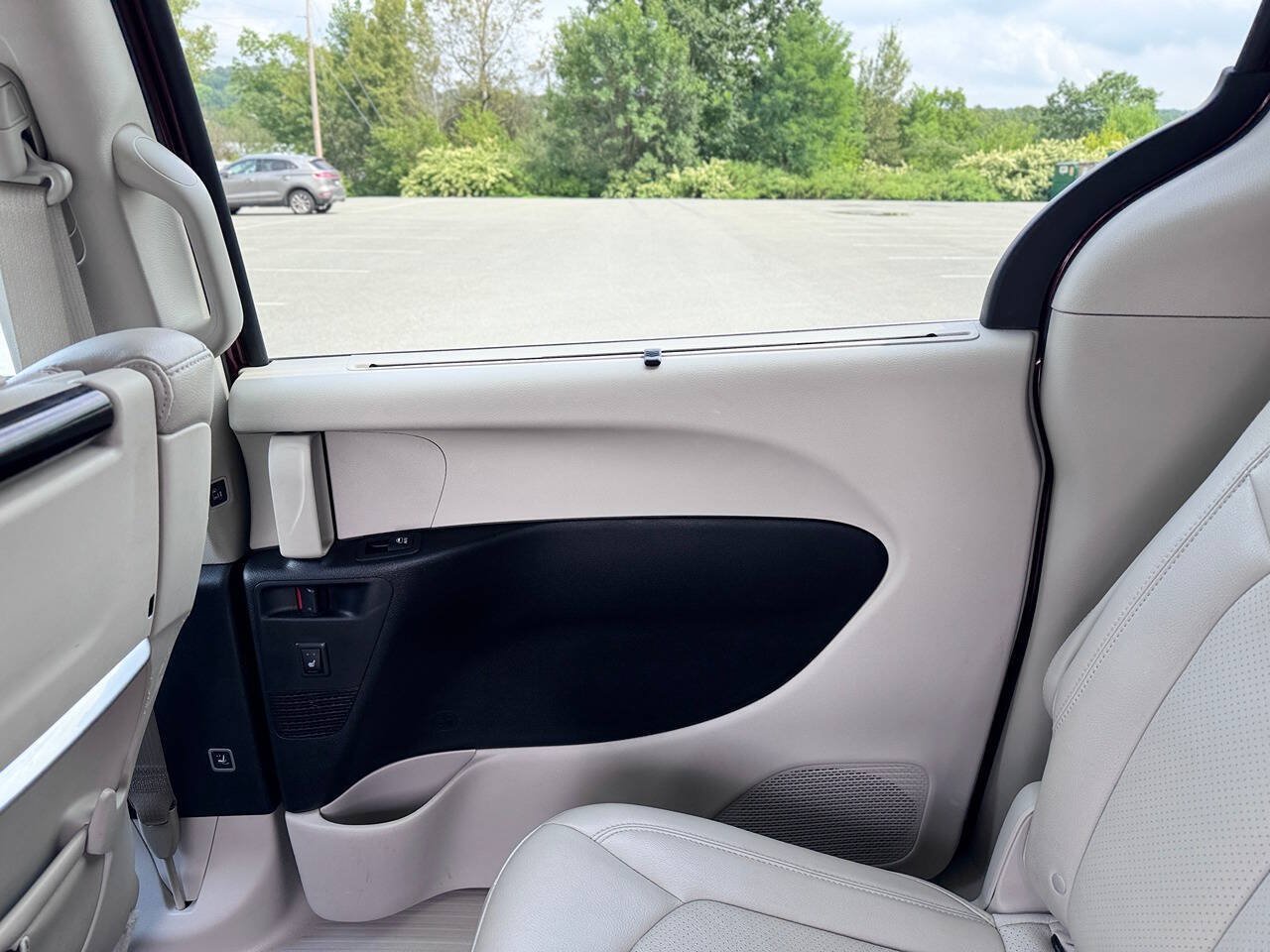 Used 2017 Chrysler Pacifica Touring-L Plus w/ Advanced Safetytec Group FWD image 4