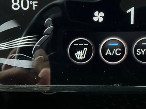 Used 2025 Genesis G70 2.5T image 28