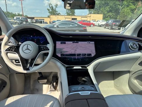 Used 2023 Mercedes-Benz EQS 580 4MATIC SUV w/ Exclusive Trim Package image 17