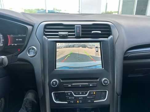 Used 2018 Ford Fusion SE w/ Equipment Group 201A FWD image 7