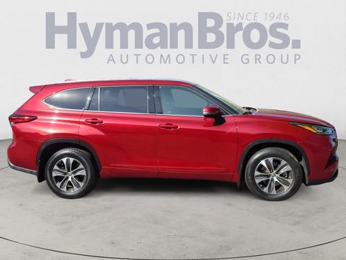 Used 2020 Toyota Highlander XLE image 2