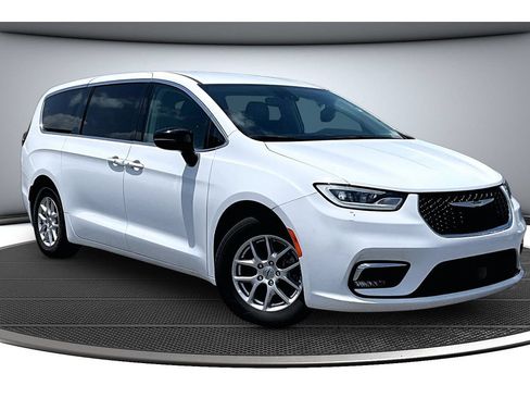 Used 2024 Chrysler Pacifica Touring-L FWD image 2