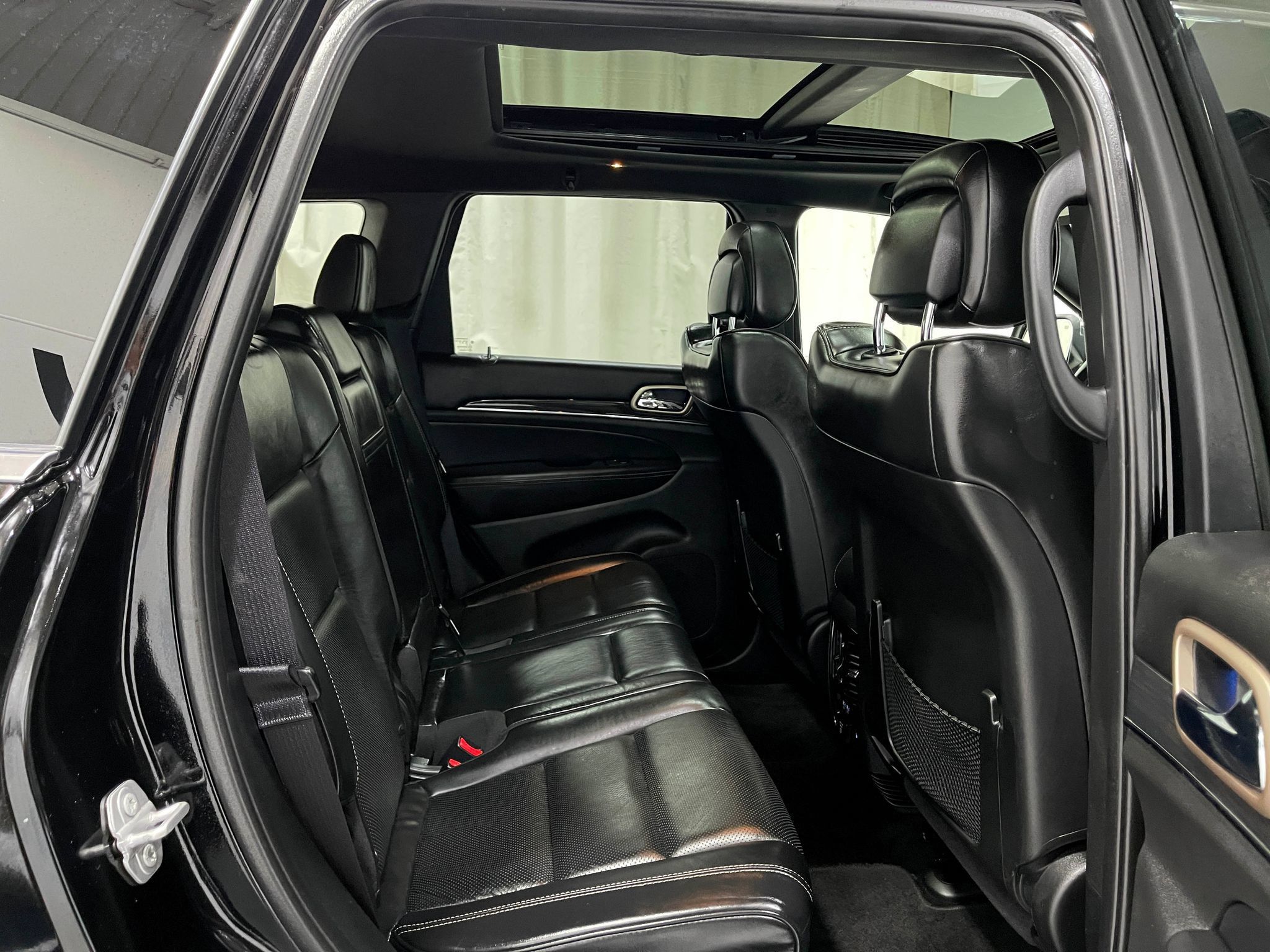 Used 2017 Jeep Grand Cherokee Overland w/ Jeep Active Safety Group AWD/4WD image 31