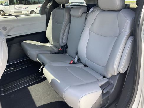 Used 2025 Toyota Sienna XLE FWD image 27
