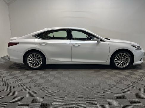 Used 2019 Lexus ES 300h w/ Luxury Package image 4