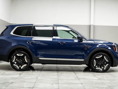 Used 2024 Kia Telluride EX w/ EX Captain's Chair Package image 6