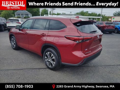 Used 2021 Toyota Highlander XLE AWD/4WD image 5