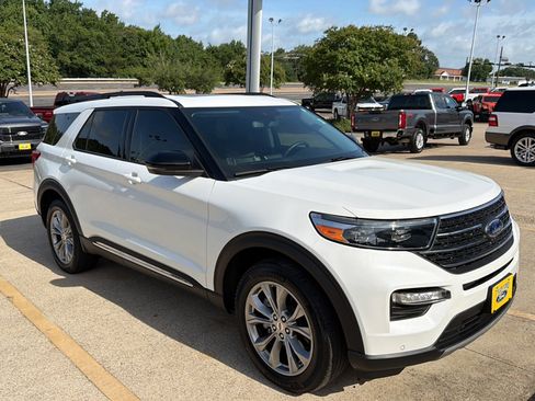 Used 2023 Ford Explorer XLT w/ Equipment Group 202A RWD image 2