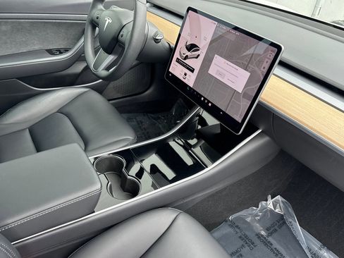 Used 2020 Tesla Model 3 Standard Range RWD image 18