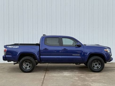 Used 2022 Toyota Tacoma TRD Sport image 3